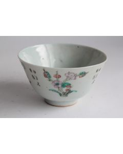 Bol porcelaine Chine famille rose calligraphie et  fleurs