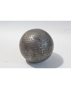 Boule de pétanque cloutée écailles de poisson