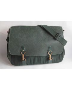 LOUIS VUITTON Sac Dersou Messenger cuir Taïga vert