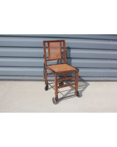 Ancienne Chaise de malade à roulettes