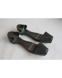 Chaussures sabots à charnière bois XIXe siècle