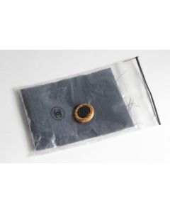 CHANEL Bouton métal doré et résine vintage
