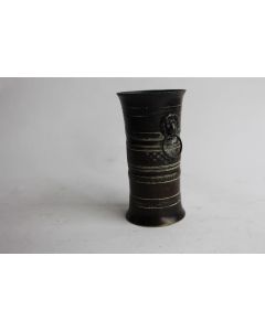 Petit vase antique bronze orné de deux mufles de lion