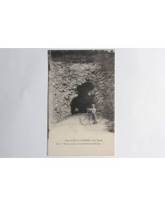 CPA Drome Route du Buis à Sideron Le Tunnel Enfant vélo