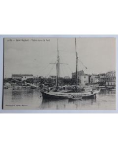 CPA Var Saint Raphaël Voilier dans le port