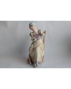 Femme fileuse porcelaine biscuit émaillée