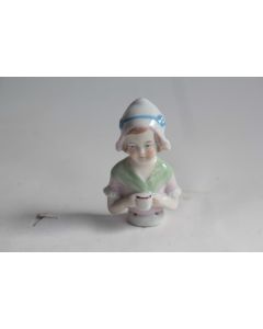Demi figurine porcelaine Hollandaise à la tasse