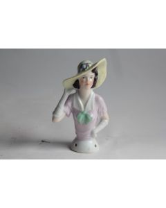 Demi figurine porcelaine Femme à la capeline