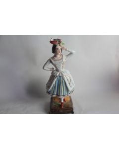 Tisanière porcelaine figurative Jeune femme saluant