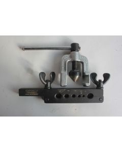 Ancien appareil à collets frigoriste avec matrice métrique 4 à 12 mm