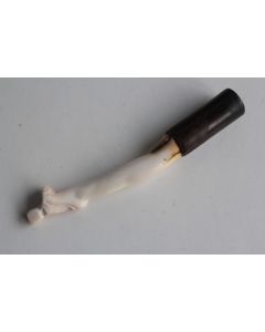 Ancien fume cigarette sculpté Jambe de femme