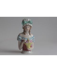 Demi figurine porcelaine Femme au panier de roses