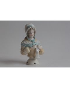 Demi figurine porcelaine Femme tricotant une chaussette