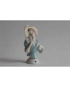 Demi figurine porcelaine Femme lisant une lettre