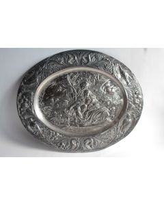 Plat métal argenté repoussé Scène galante