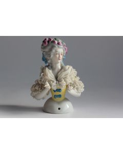 Demi figurine porcelaine Femme Marquise Aelteste Volkstedter