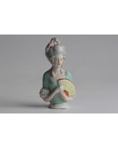 Demi figurine porcelaine Femme Marquise à l'éventail