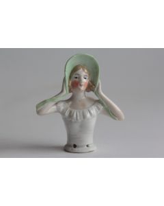 Demi figurine porcelaine Femme à la capeline