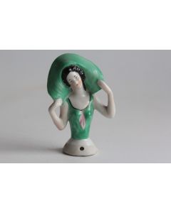 Demi figurine porcelaine Femme à la capeline