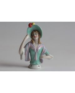 Demi figurine porcelaine Femme à la capeline