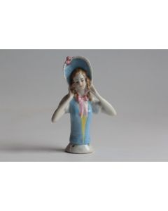 Demi figurine porcelaine Femme à la capeline