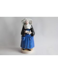 Tisanière porcelaine figurative Nonne tenant une tasse de thé