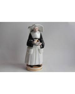 Tisanière porcelaine figurative Nonne tenant une tasse de thé