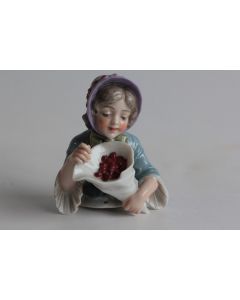 Demi figurine porcelaine Dressel & Kister Enfant avec un cône de baies