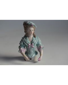 Demi figurine porcelaine Marquise tenant une rose