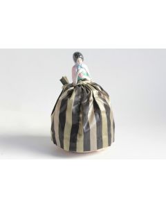 Demi figurine porcelaine Femme Pique aiguilles