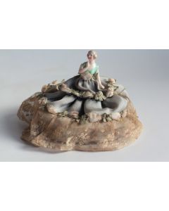 Demi figurine porcelaine Femme Pique aiguilles