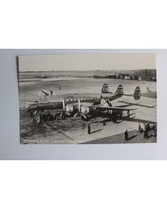 CPA Pays-Bas Schiphol Passagers sortant d'un Lockheed Constellation