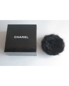 CHANEL Broche Camélia fourrure noir