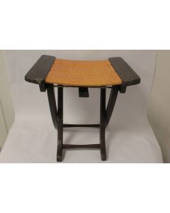 Tabouret vintage pliable en bois paillé