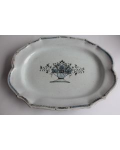 Grand plat cul noir faïence Rouen panier fleuri XVIIIe siècle