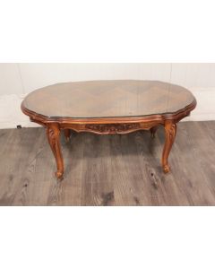 Table basse ovale style Louis XV avec plateau en verre