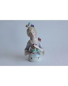 Demi figurine porcelaine Femme panier de fleurs
