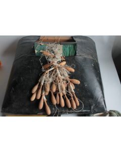Carreau de dentellière à roue + fuseaux + revues Puy en Velay 2003