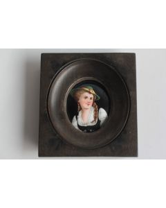 Peinture miniature sur porcelaine Paysanne Costume Suisse