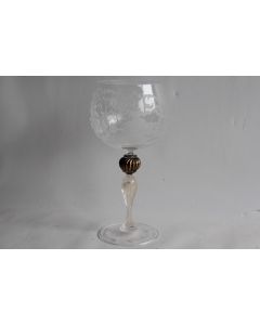 Verre à pied gravé Personnages dansant poudre d'or Murano