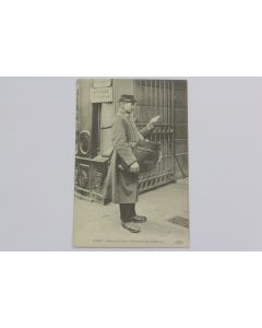 CPA Paris Soldat facteur distribuant des imprimés
