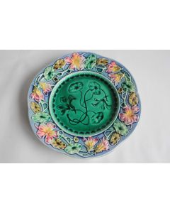 Assiette barbotine fleurs Nasturtiums XIXe siècle