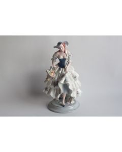 ROYAL DUX Femme au panier de fleurs porcelaine n°143