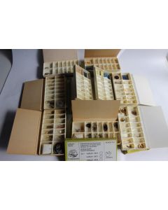 Neuf boites de pieces de montres a quartz pour horloger
