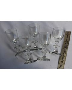 Cinq verres de poupée