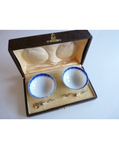 Paire de salières ou salerons porcelaine 