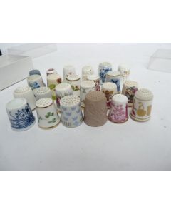 Collection de 23 dés à coudre porcelaine