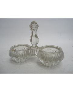 Salière en verre moulé