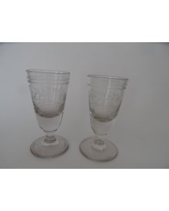 Paire d'anciens verres gravés café