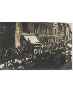 Carte postale Doubs 25 Besançon Défilé devant la maison Victor Hugo 
